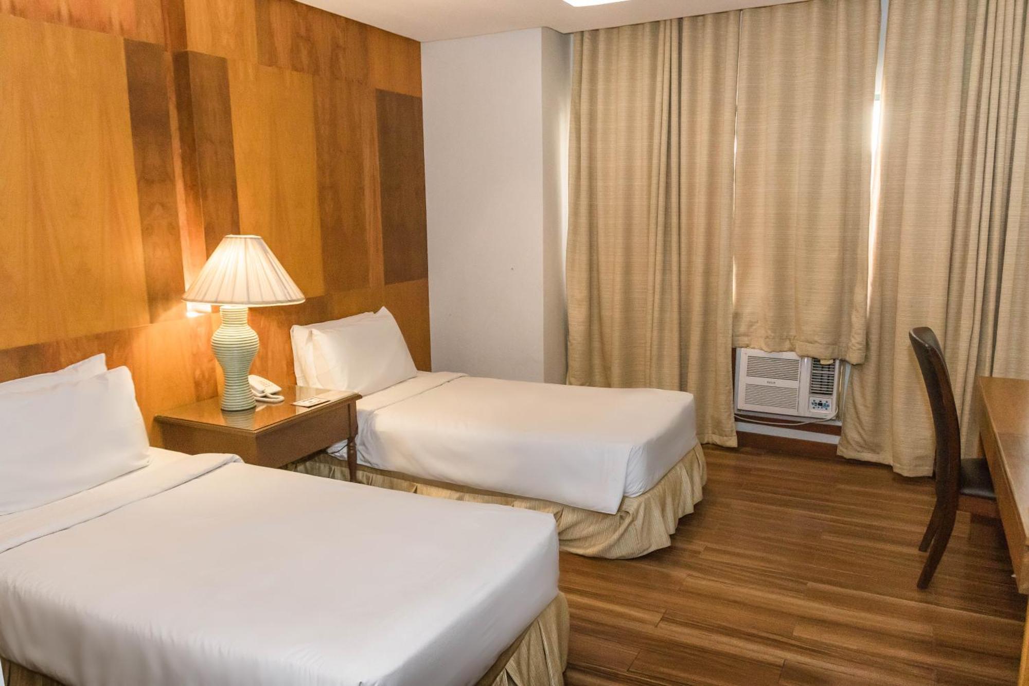La Fiesta Hotel Iloilo Extérieur photo