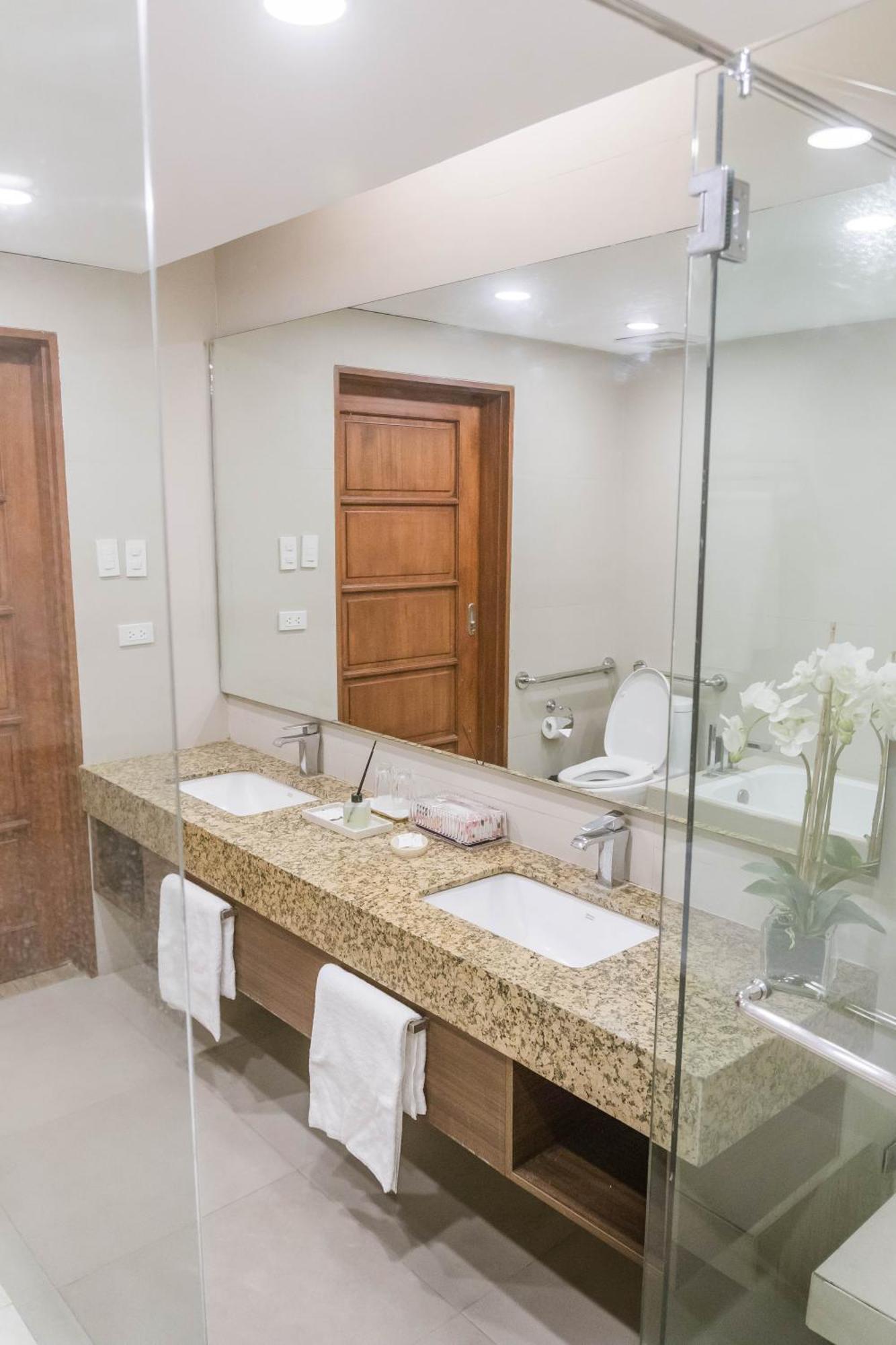 La Fiesta Hotel Iloilo Extérieur photo
