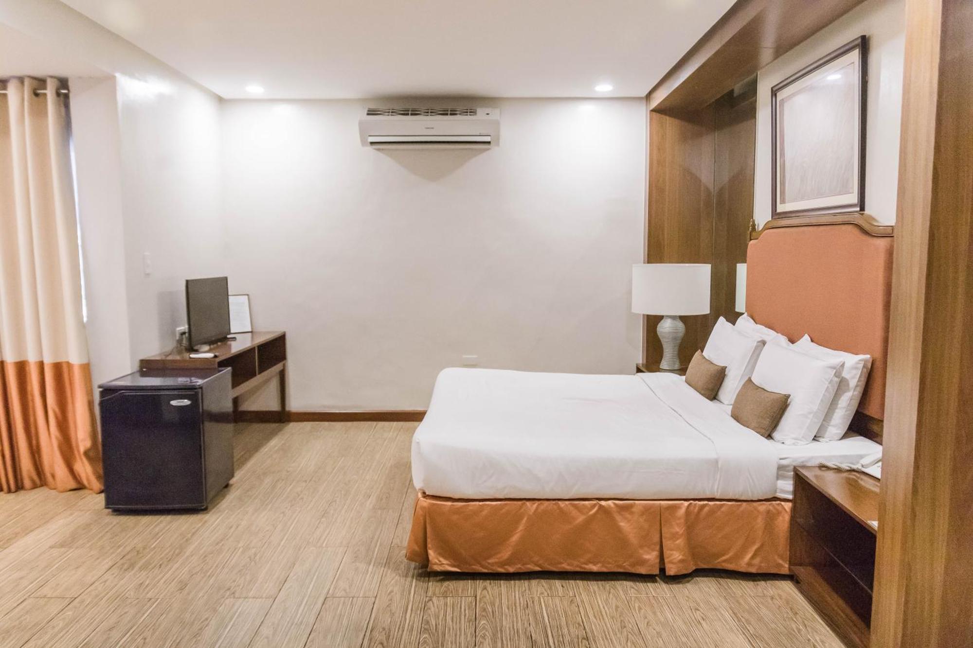 La Fiesta Hotel Iloilo Extérieur photo