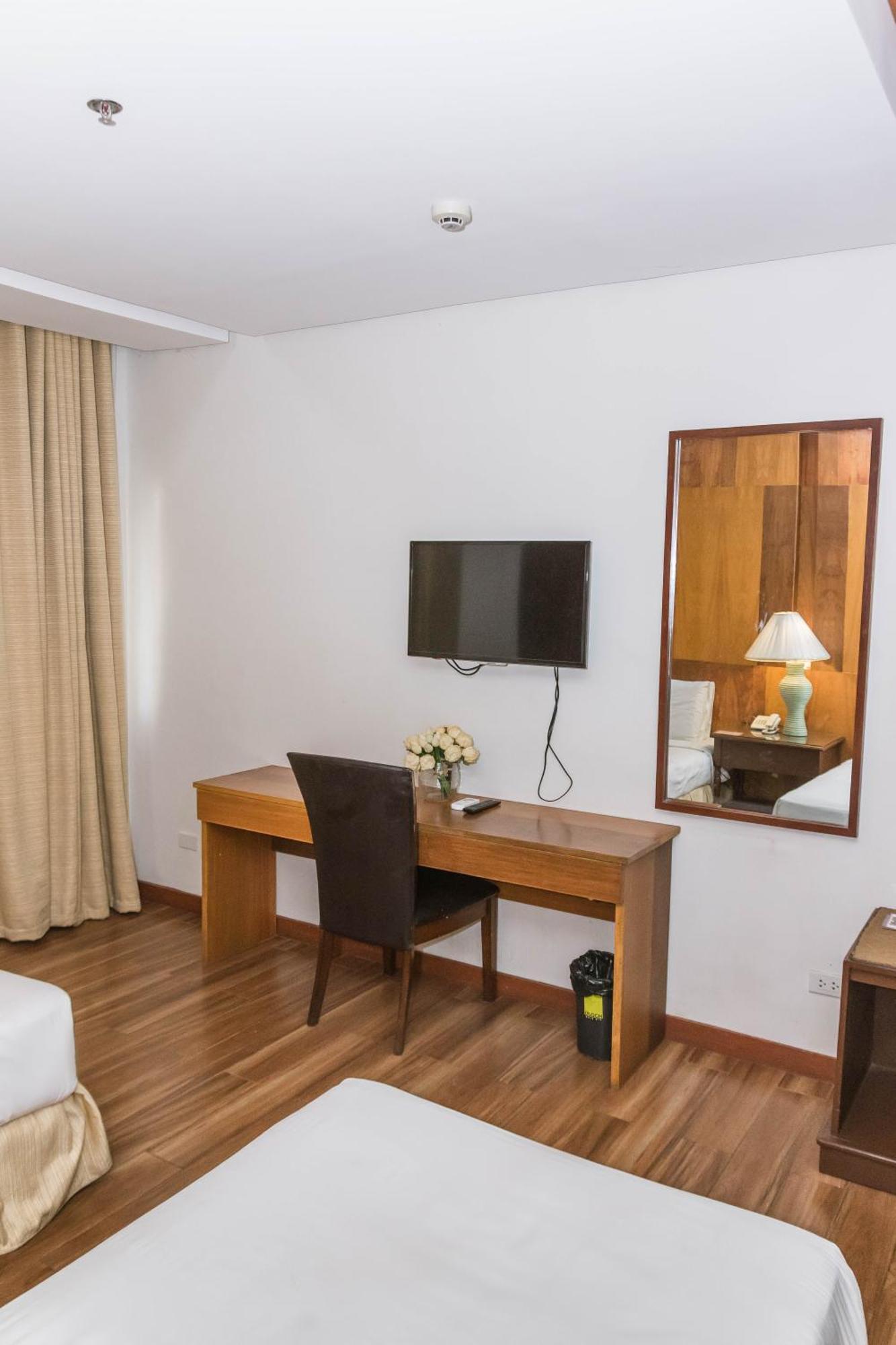 La Fiesta Hotel Iloilo Extérieur photo