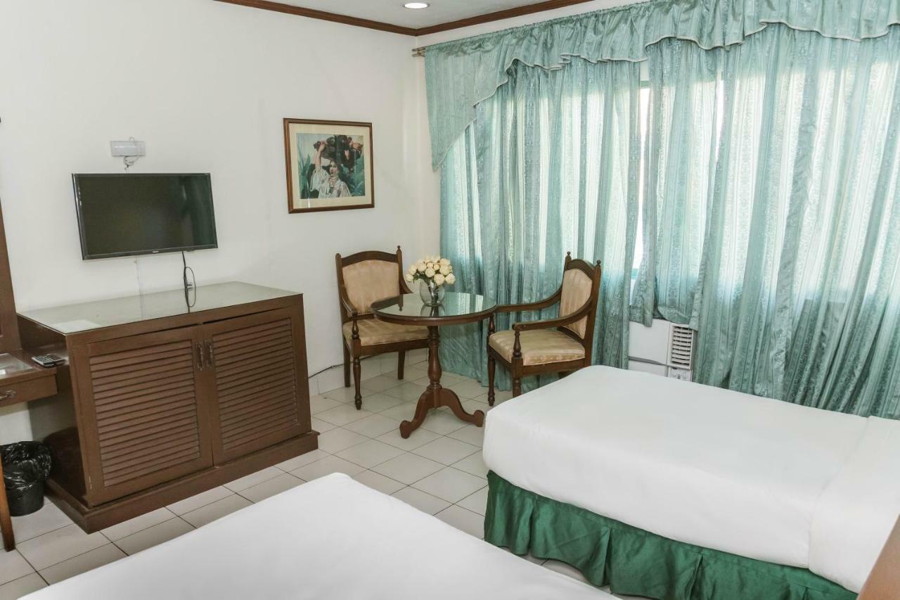 La Fiesta Hotel Iloilo Extérieur photo