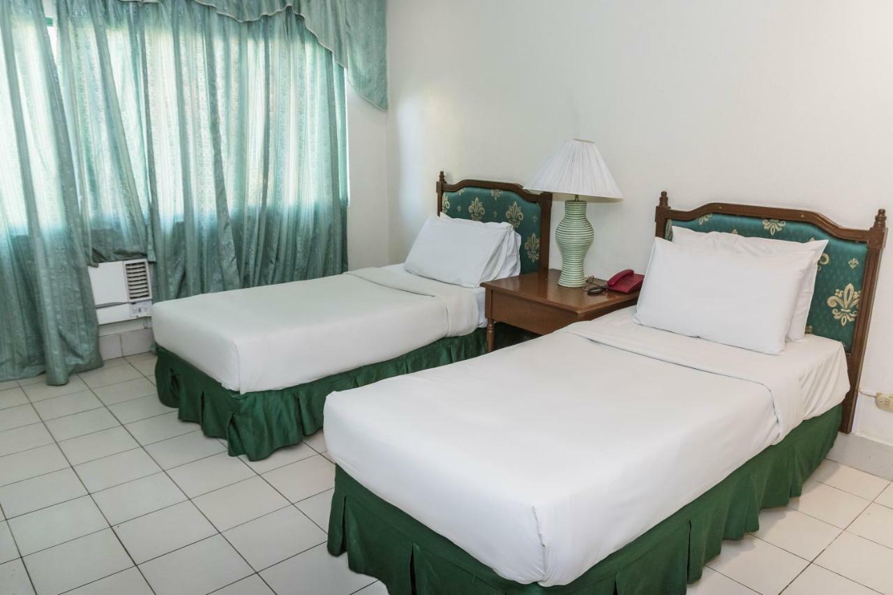 La Fiesta Hotel Iloilo Extérieur photo
