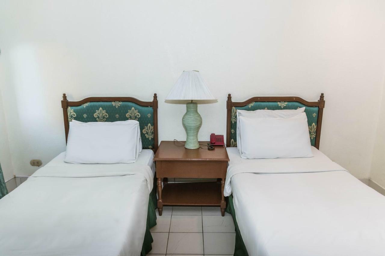 La Fiesta Hotel Iloilo Extérieur photo