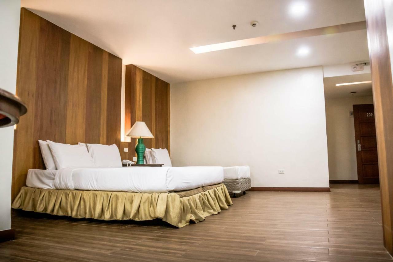 La Fiesta Hotel Iloilo Extérieur photo